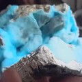 接近一公斤重的蓝色异级矿，话说各位觉得这个异级矿像个冰山吗？或者像个冰窟窿？