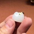平安锁，白度好，18K金镶嵌，油性佳。形状像小包包一样，兼具可爱时尚感。