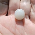 今天把和田玉卡15圆珠纯手工改成13乘14的老型珠，只用油石和沙纸打磨柔光