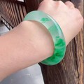 走在路上好多人在问这个是翡翠吗 ？不这个是独龙玉也叫非洲翠