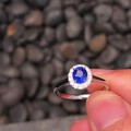 一个皇家蓝戒指