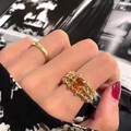 宝石普通就让款式来衬托