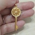 足金镶嵌真钻和红宝的钥匙吊坠，好看嘛？