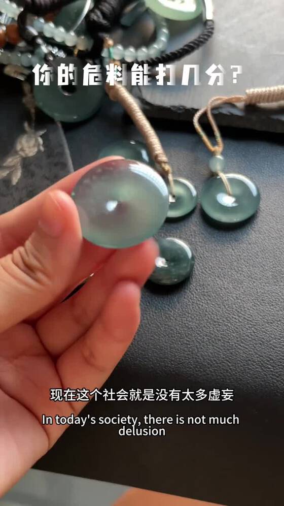 不同品质的危地马拉翡翠平安扣，有的有雪花棉。