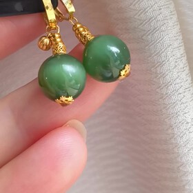 出一对18k金猫眼碧玉耳扣