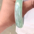 这个是昨天大家帮我看的那个镯子，这个是阳光下拍的视频，一万三，值得吗