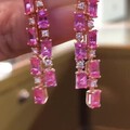 唯美粉蓝宝耳坠
粉蓝宝5.40克拉
钻石0.31克拉
唯美灵动，仙女的仙