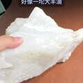 新入手一块新疆黑山料，脂白！

表面是油润经典的黑山料矿皮，带少许芝麻大的黑...